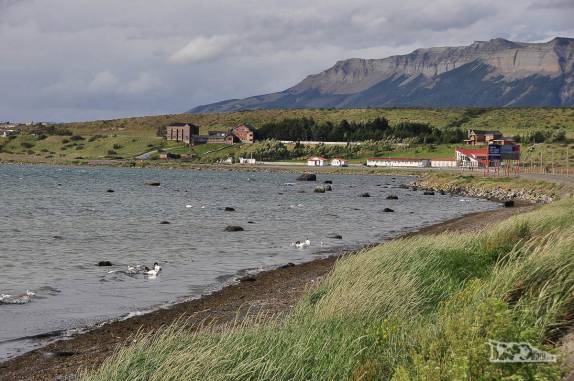 Pequena e gelada praia em Puerto Natales, no sul do Chile